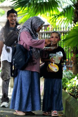 Solo, Endonezya. 29 Nisan 2024. Fotoğraf, 2024 ISI Surakarta, Central Java 'da düzenlenen Dünya Dans Günü' nde insanların etkinliklerini gösteriyor.