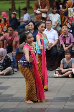 Jakarta, Endonezya. 25 Mayıs 2024. Merkezi Cava 'dan Pangpung Dansı adlı geleneksel dans TMII turizm merkezi Jakarta' nın açık sahnesinde sergilenmektedir..