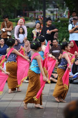 Jakarta, Endonezya. 25 Mayıs 2024. Merkezi Cava 'dan Pangpung Dansı adlı geleneksel dans TMII turizm merkezi Jakarta' nın açık sahnesinde sergilenmektedir..
