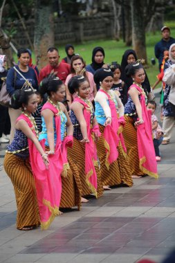 Jakarta, Endonezya. 25 Mayıs 2024. Merkezi Cava 'dan Pangpung Dansı adlı geleneksel dans TMII turizm merkezi Jakarta' nın açık sahnesinde sergilenmektedir..