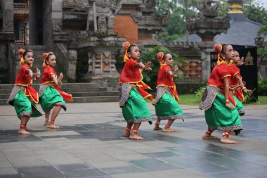 Jakarta, Endonezya. 25 Mayıs 2024. Merkezi Cava 'dan Pangpung Dansı adlı geleneksel dans TMII turizm merkezi Jakarta' nın açık sahnesinde sergilenmektedir..