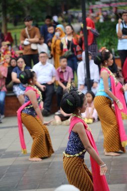 Jakarta, Endonezya. 25 Mayıs 2024. Merkezi Cava 'dan Pangpung Dansı adlı geleneksel dans TMII turizm merkezi Jakarta' nın açık sahnesinde sergilenmektedir..