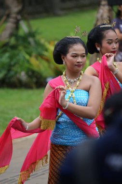 Jakarta, Endonezya. 25 Mayıs 2024. Merkezi Cava 'dan Pangpung Dansı adlı geleneksel dans TMII turizm merkezi Jakarta' nın açık sahnesinde sergilenmektedir..