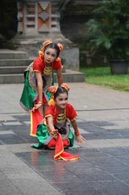 Jakarta, Endonezya. 25 Mayıs 2024. Merkezi Cava 'dan Pangpung Dansı adlı geleneksel dans TMII turizm merkezi Jakarta' nın açık sahnesinde sergilenmektedir..