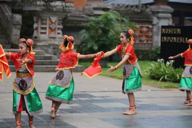 Jakarta, Endonezya. 25 Mayıs 2024. Merkezi Cava 'dan Pangpung Dansı adlı geleneksel dans TMII turizm merkezi Jakarta' nın açık sahnesinde sergilenmektedir..
