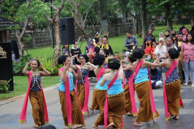 Jakarta, Endonezya. 25 Mayıs 2024. Merkezi Cava 'dan Pangpung Dansı adlı geleneksel dans TMII turizm merkezi Jakarta' nın açık sahnesinde sergilenmektedir..