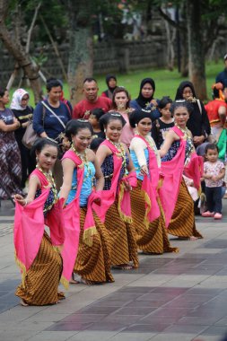 Jakarta, Endonezya. 25 Mayıs 2024. Merkezi Cava 'dan Pangpung Dansı adlı geleneksel dans TMII turizm merkezi Jakarta' nın açık sahnesinde sergilenmektedir..