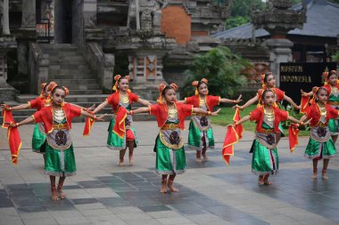 Jakarta, Endonezya. 25 Mayıs 2024. Merkezi Cava 'dan Pangpung Dansı adlı geleneksel dans TMII turizm merkezi Jakarta' nın açık sahnesinde sergilenmektedir..