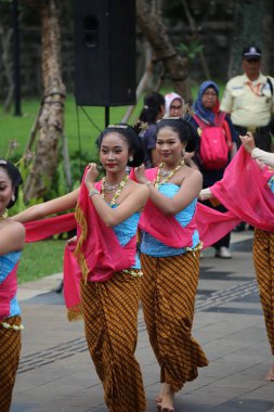 Jakarta, Endonezya. 25 Mayıs 2024. Merkezi Cava 'dan Pangpung Dansı adlı geleneksel dans TMII turizm merkezi Jakarta' nın açık sahnesinde sergilenmektedir..