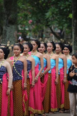 Jakarta, Endonezya. 25 Mayıs 2024. Merkezi Cava 'dan Pangpung Dansı adlı geleneksel dans TMII turizm merkezi Jakarta' nın açık sahnesinde sergilenmektedir..