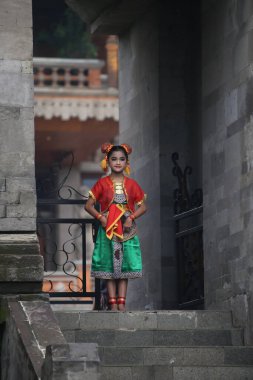 Jakarta, Endonezya. 25 Mayıs 2024. Merkezi Cava 'dan Pangpung Dansı adlı geleneksel dans TMII turizm merkezi Jakarta' nın açık sahnesinde sergilenmektedir..