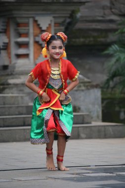 Jakarta, Endonezya. 25 Mayıs 2024. Merkezi Cava 'dan Pangpung Dansı adlı geleneksel dans TMII turizm merkezi Jakarta' nın açık sahnesinde sergilenmektedir..