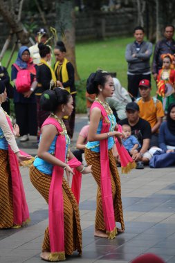 Jakarta, Endonezya. 25 Mayıs 2024. Merkezi Cava 'dan Pangpung Dansı adlı geleneksel dans TMII turizm merkezi Jakarta' nın açık sahnesinde sergilenmektedir..