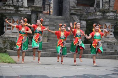 Jakarta, Endonezya. 25 Mayıs 2024. Merkezi Cava 'dan Pangpung Dansı adlı geleneksel dans TMII turizm merkezi Jakarta' nın açık sahnesinde sergilenmektedir..