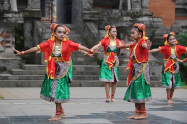 Jakarta, Endonezya. 25 Mayıs 2024. Merkezi Cava 'dan Pangpung Dansı adlı geleneksel dans TMII turizm merkezi Jakarta' nın açık sahnesinde sergilenmektedir..