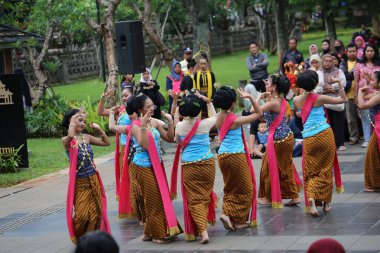 Jakarta, Endonezya. 25 Mayıs 2024. Merkezi Cava 'dan Pangpung Dansı adlı geleneksel dans TMII turizm merkezi Jakarta' nın açık sahnesinde sergilenmektedir..