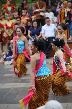 Jakarta, Endonezya. 25 Mayıs 2024. Merkezi Cava 'dan Pangpung Dansı adlı geleneksel dans TMII turizm merkezi Jakarta' nın açık sahnesinde sergilenmektedir..