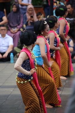 Jakarta, Endonezya. 25 Mayıs 2024. Merkezi Cava 'dan Pangpung Dansı adlı geleneksel dans TMII turizm merkezi Jakarta' nın açık sahnesinde sergilenmektedir..