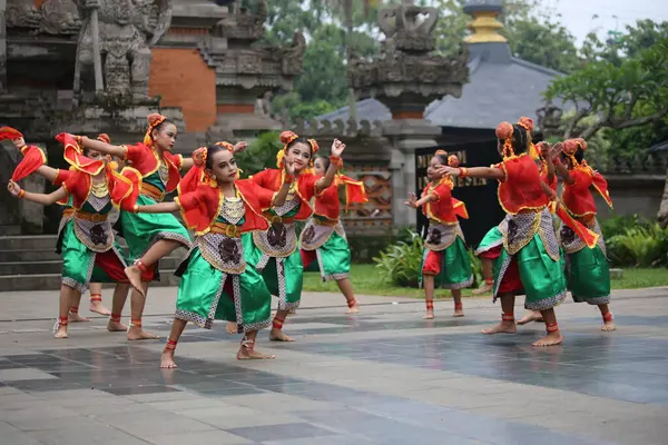 Jakarta, Endonezya. 25 Mayıs 2024. Merkezi Cava 'dan Pangpung Dansı adlı geleneksel dans TMII turizm merkezi Jakarta' nın açık sahnesinde sergilenmektedir..