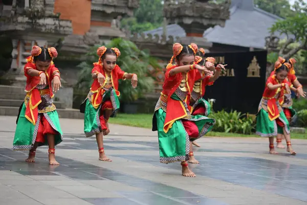 Jakarta, Endonezya. 25 Mayıs 2024. Merkezi Cava 'dan Pangpung Dansı adlı geleneksel dans TMII turizm merkezi Jakarta' nın açık sahnesinde sergilenmektedir..