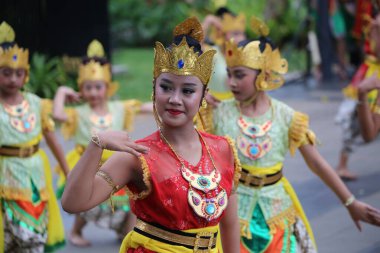 Jakarta, Endonezya. 25 Mayıs 2024. Merkezi Cava 'dan Pangpung Dansı adlı geleneksel dans TMII turizm merkezi Jakarta' nın açık sahnesinde sergilenmektedir..