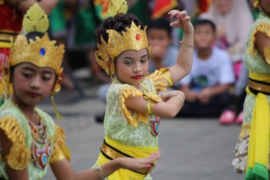 Jakarta, Endonezya. 25 Mayıs 2024. Merkezi Cava 'dan Pangpung Dansı adlı geleneksel dans TMII turizm merkezi Jakarta' nın açık sahnesinde sergilenmektedir..