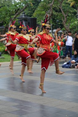 Jakarta, Endonezya. 25 Mayıs 2024. Merkezi Cava 'dan Pangpung Dansı adlı geleneksel dans TMII turizm merkezi Jakarta' nın açık sahnesinde sergilenmektedir..