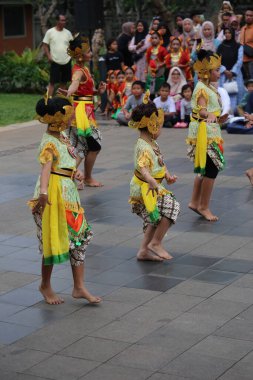 Jakarta, Endonezya. 25 Mayıs 2024. Merkezi Cava 'dan Pangpung Dansı adlı geleneksel dans TMII turizm merkezi Jakarta' nın açık sahnesinde sergilenmektedir..