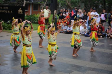 Jakarta, Endonezya. 25 Mayıs 2024. Merkezi Cava 'dan Pangpung Dansı adlı geleneksel dans TMII turizm merkezi Jakarta' nın açık sahnesinde sergilenmektedir..