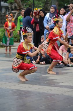 Jakarta, Endonezya. 25 Mayıs 2024. Merkezi Cava 'dan Pangpung Dansı adlı geleneksel dans TMII turizm merkezi Jakarta' nın açık sahnesinde sergilenmektedir..