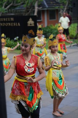 Jakarta, Endonezya. 25 Mayıs 2024. Merkezi Cava 'dan Pangpung Dansı adlı geleneksel dans TMII turizm merkezi Jakarta' nın açık sahnesinde sergilenmektedir..