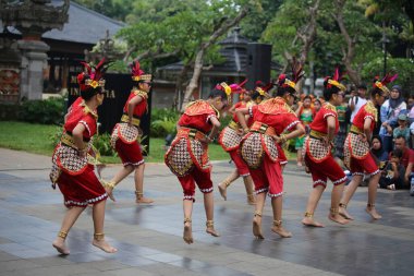 Jakarta, Endonezya. 25 Mayıs 2024. Merkezi Cava 'dan Pangpung Dansı adlı geleneksel dans TMII turizm merkezi Jakarta' nın açık sahnesinde sergilenmektedir..