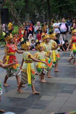 Jakarta, Endonezya. 25 Mayıs 2024. Merkezi Cava 'dan Pangpung Dansı adlı geleneksel dans TMII turizm merkezi Jakarta' nın açık sahnesinde sergilenmektedir..