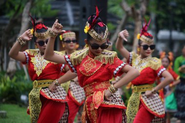 Jakarta, Endonezya. 25 Mayıs 2024. Merkezi Cava 'dan Pangpung Dansı adlı geleneksel dans TMII turizm merkezi Jakarta' nın açık sahnesinde sergilenmektedir..