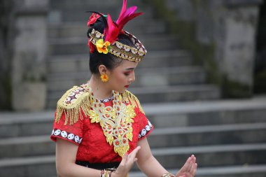 Jakarta, Endonezya. 25 Mayıs 2024. Merkezi Cava 'dan Pangpung Dansı adlı geleneksel dans TMII turizm merkezi Jakarta' nın açık sahnesinde sergilenmektedir..