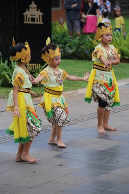 Jakarta, Endonezya. 25 Mayıs 2024. Merkezi Cava 'dan Pangpung Dansı adlı geleneksel dans TMII turizm merkezi Jakarta' nın açık sahnesinde sergilenmektedir..