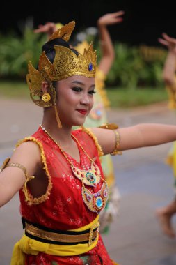 Jakarta, Endonezya. 25 Mayıs 2024. Merkezi Cava 'dan Pangpung Dansı adlı geleneksel dans TMII turizm merkezi Jakarta' nın açık sahnesinde sergilenmektedir..