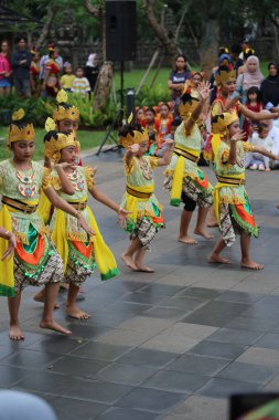 Jakarta, Endonezya. 25 Mayıs 2024. Merkezi Cava 'dan Pangpung Dansı adlı geleneksel dans TMII turizm merkezi Jakarta' nın açık sahnesinde sergilenmektedir..