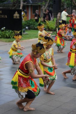 Jakarta, Endonezya. 25 Mayıs 2024. Merkezi Cava 'dan Pangpung Dansı adlı geleneksel dans TMII turizm merkezi Jakarta' nın açık sahnesinde sergilenmektedir..