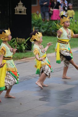 Jakarta, Endonezya. 25 Mayıs 2024. Merkezi Cava 'dan Pangpung Dansı adlı geleneksel dans TMII turizm merkezi Jakarta' nın açık sahnesinde sergilenmektedir..