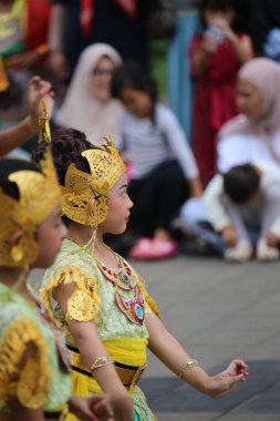 Jakarta, Endonezya. 25 Mayıs 2024. Merkezi Cava 'dan Pangpung Dansı adlı geleneksel dans TMII turizm merkezi Jakarta' nın açık sahnesinde sergilenmektedir..