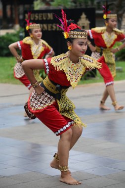 Jakarta, Endonezya. 25 Mayıs 2024. Merkezi Cava 'dan Pangpung Dansı adlı geleneksel dans TMII turizm merkezi Jakarta' nın açık sahnesinde sergilenmektedir..
