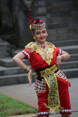 Jakarta, Endonezya. 25 Mayıs 2024. Merkezi Cava 'dan Pangpung Dansı adlı geleneksel dans TMII turizm merkezi Jakarta' nın açık sahnesinde sergilenmektedir..