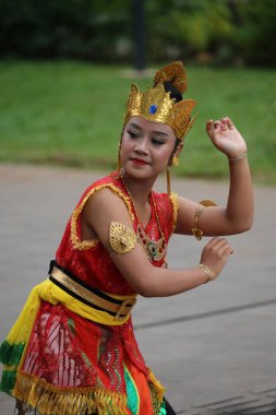 Jakarta, Endonezya. 25 Mayıs 2024. Merkezi Cava 'dan Pangpung Dansı adlı geleneksel dans TMII turizm merkezi Jakarta' nın açık sahnesinde sergilenmektedir..