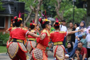 Jakarta, Endonezya. 25 Mayıs 2024. Merkezi Cava 'dan Pangpung Dansı adlı geleneksel dans TMII turizm merkezi Jakarta' nın açık sahnesinde sergilenmektedir..