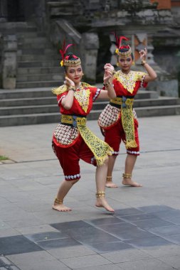 Jakarta, Endonezya. 25 Mayıs 2024. Merkezi Cava 'dan Pangpung Dansı adlı geleneksel dans TMII turizm merkezi Jakarta' nın açık sahnesinde sergilenmektedir..