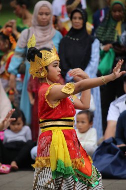 Jakarta, Endonezya. 25 Mayıs 2024. Merkezi Cava 'dan Pangpung Dansı adlı geleneksel dans TMII turizm merkezi Jakarta' nın açık sahnesinde sergilenmektedir..