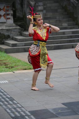 Jakarta, Endonezya. 25 Mayıs 2024. Merkezi Cava 'dan Pangpung Dansı adlı geleneksel dans TMII turizm merkezi Jakarta' nın açık sahnesinde sergilenmektedir..