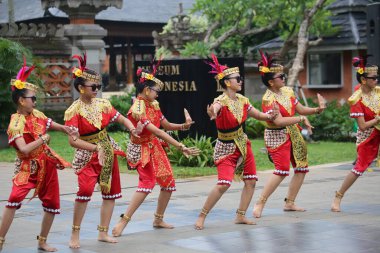 Jakarta, Endonezya. 25 Mayıs 2024. Merkezi Cava 'dan Pangpung Dansı adlı geleneksel dans TMII turizm merkezi Jakarta' nın açık sahnesinde sergilenmektedir..