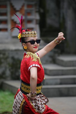 Jakarta, Endonezya. 25 Mayıs 2024. Merkezi Cava 'dan Pangpung Dansı adlı geleneksel dans TMII turizm merkezi Jakarta' nın açık sahnesinde sergilenmektedir..